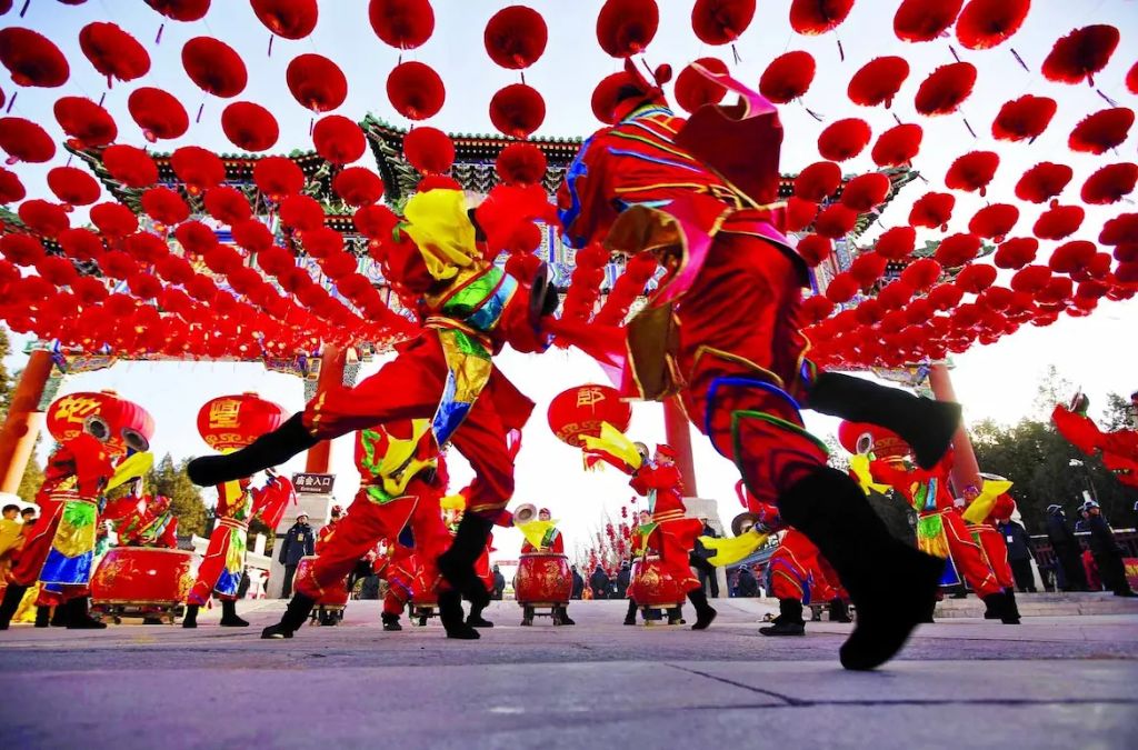 Màn múa lân dưới những hàng đèn lồng đỏ tại Malaysia