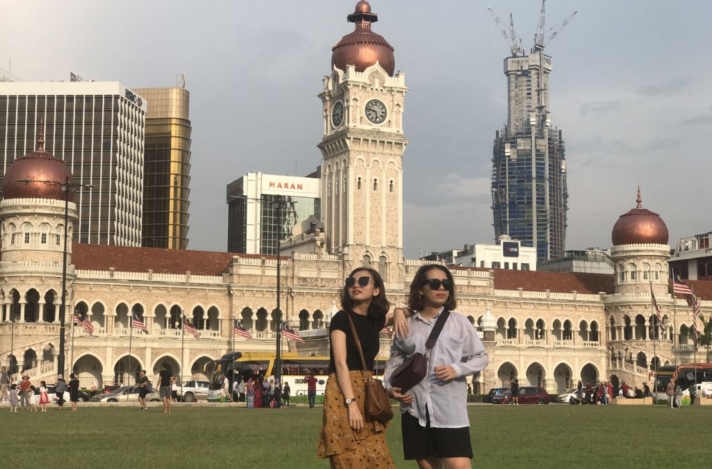 Hai du khách chụp ảnh tại Quảng trường Merdeka Kuala Lumpur