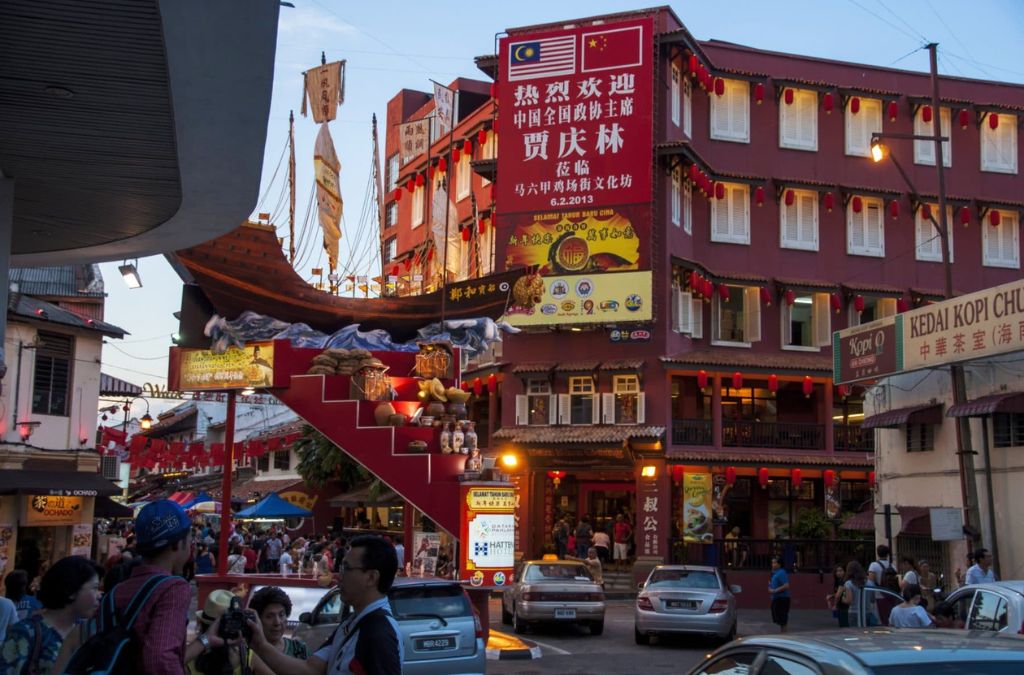 Khu phố đông đúc với nhiều cửa hàng tại Malaysia
