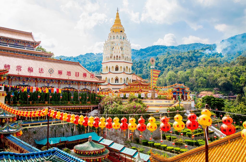 Đền Kek Lok Si với tháp chùa và đèn lồng tại Penang