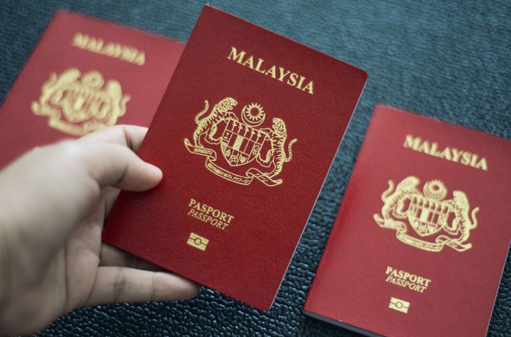 Những cuốn hộ chiếu Malaysia màu đỏ