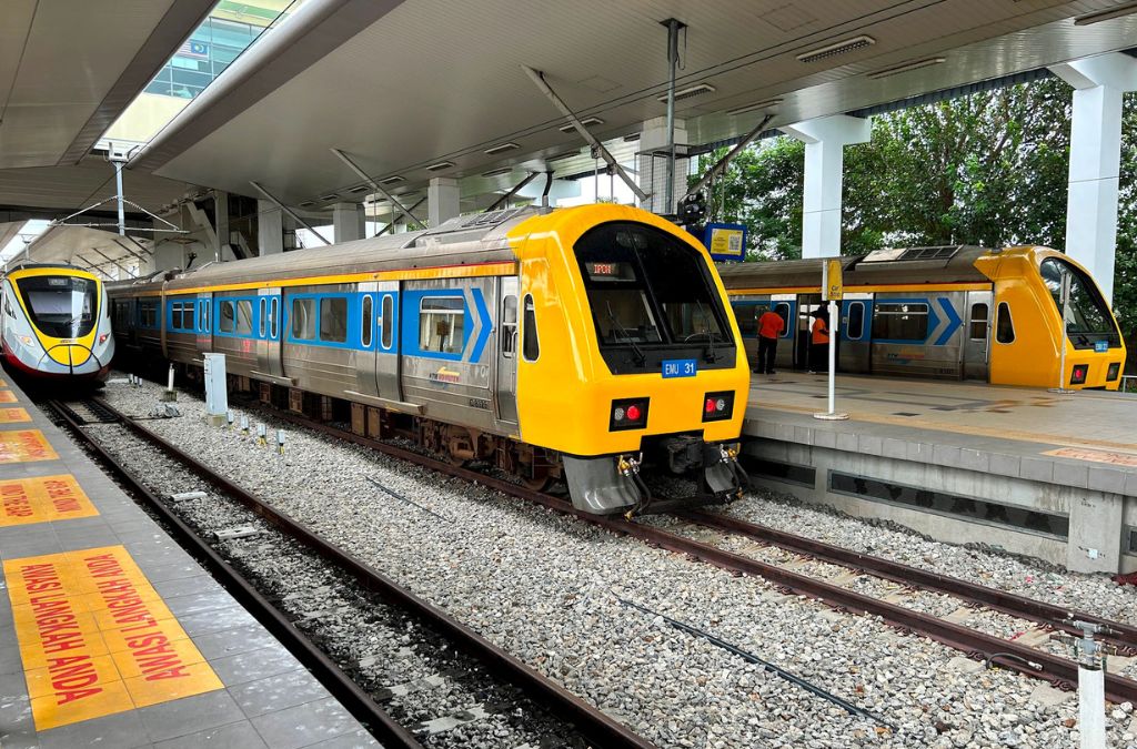 Tàu điện ETS dừng tại ga ở Malaysia