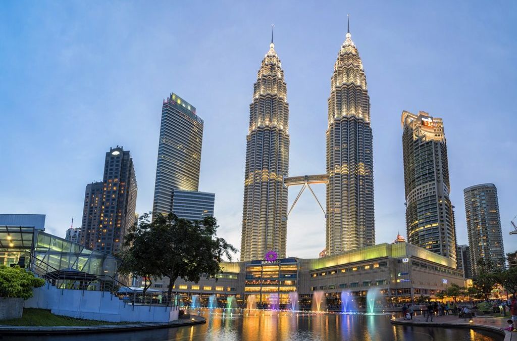 Tháp đôi Petronas giữa các tòa nhà tại Kuala Lumpur