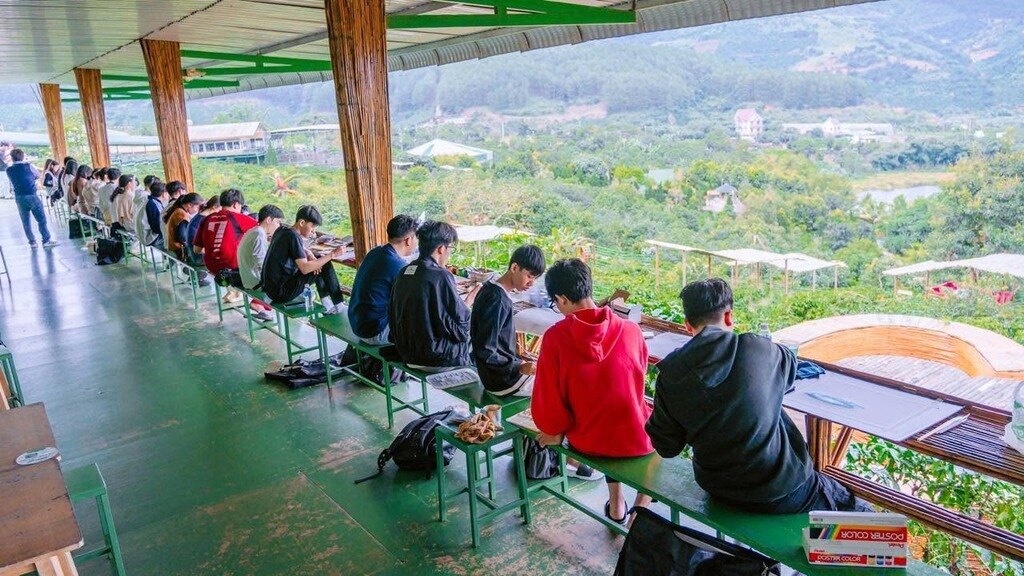 Góc ngắm cảnh 360 độ nhìn xuống đồi cà phê và hồ nước