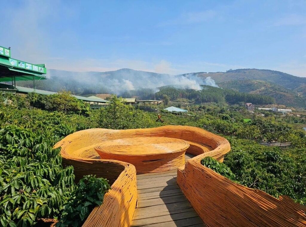 Khuôn viên quán có không gian mở