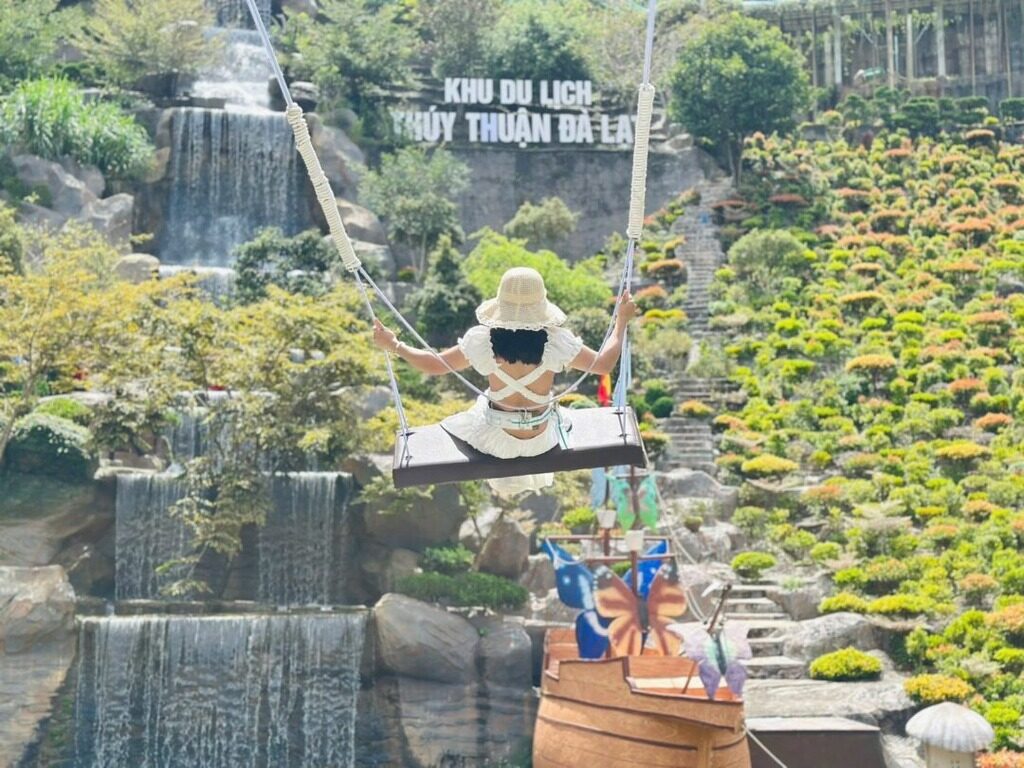 Xích đu bay tại khu du lịch Thúy Thuận, Đà Lạt