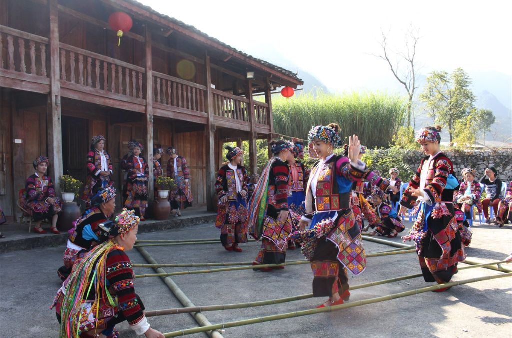 Người Lô Lô biểu diễn trong trang phục truyền thống nhiều màu sắc