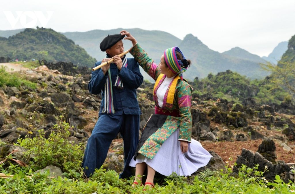 Nam nữ trong trang phục truyền thống biểu diễn tại Chợ tình Khâu Vai