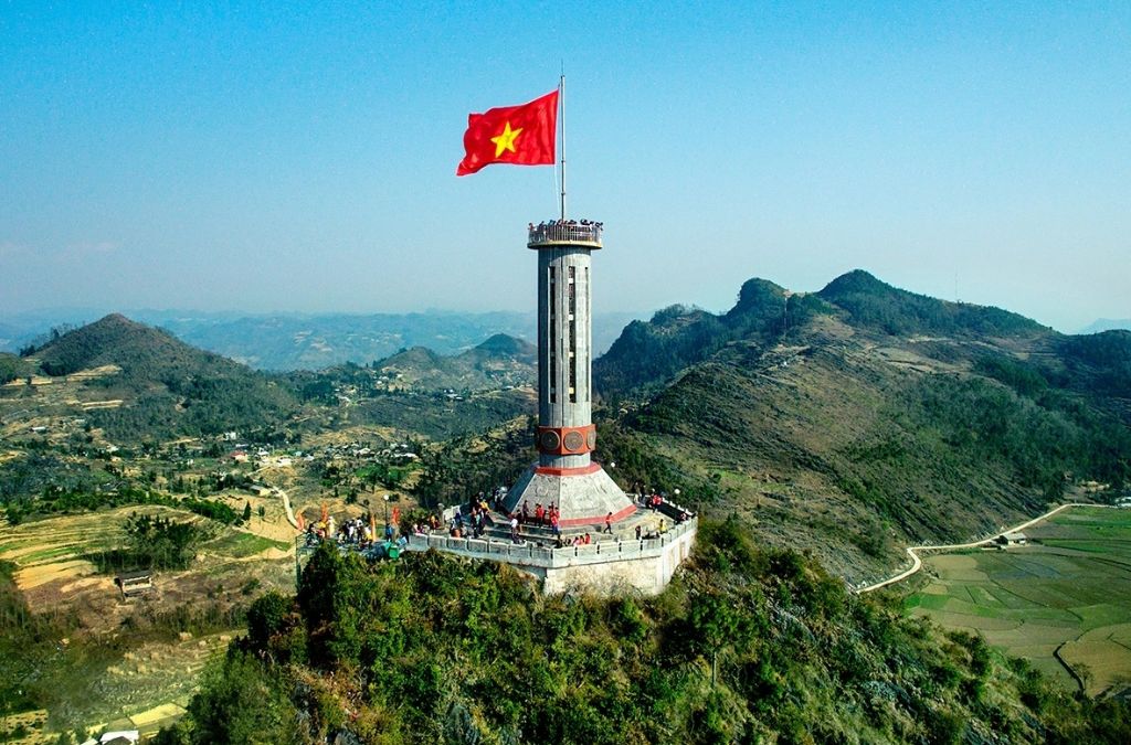 Cột cờ Lũng Cú trên đỉnh núi Rồng nhìn từ trên cao