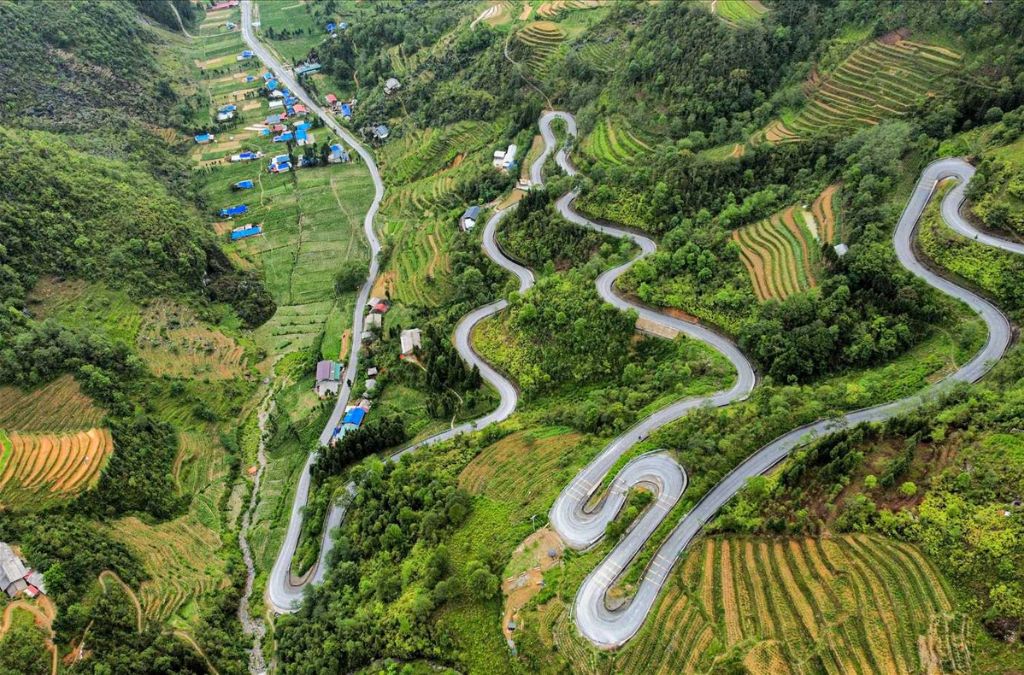 Đèo Mã Pì Lèng uốn lượn giữa những sườn núi