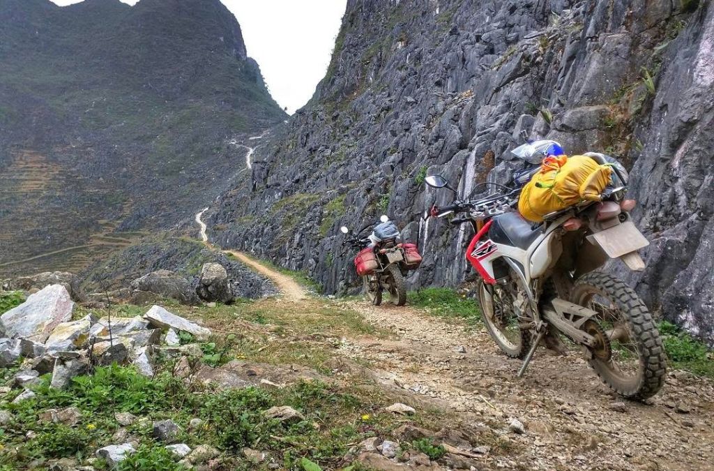 Xe máy di chuyển trên con đường đá giữa núi tại Mèo Vạc