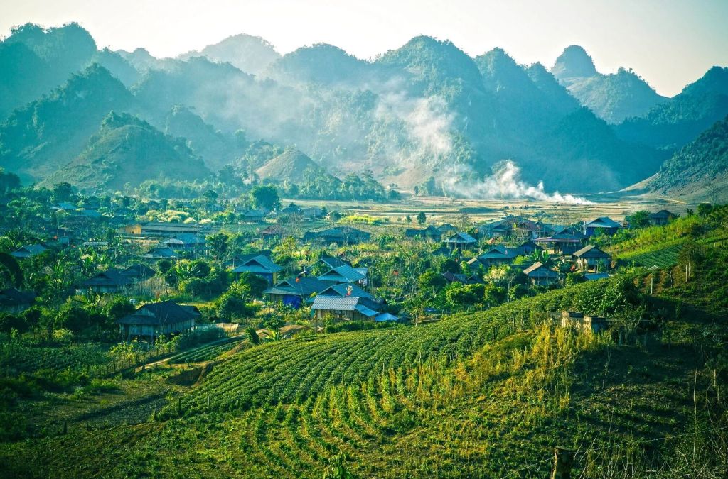 Toàn cảnh cao nguyên Mộc Châu với đồi núi, thung lũng và bản làng Tây Bắc