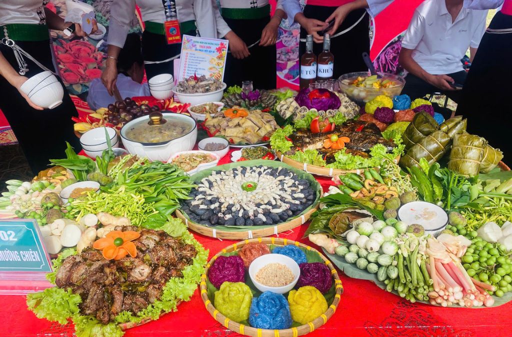 Mâm cúng Tết Xíp Xí của người Thái với thịt vịt, xôi và bánh truyền thống