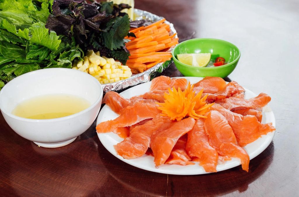 Gỏi cá hồi Mộc Châu tươi bày cùng rau thơm và nước chấm