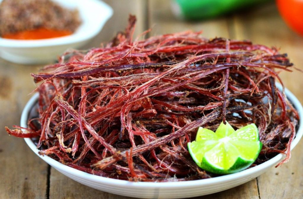 Thịt trâu gác bếp Mộc Châu xé sợi ăn kèm chẳm chéo