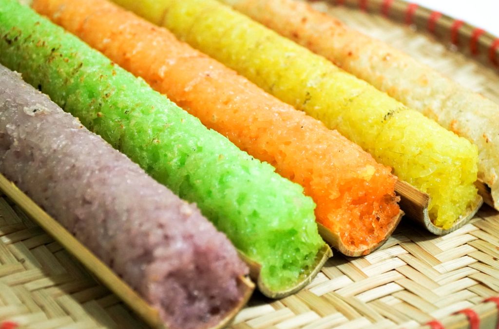 Cơm lam Mộc Châu dẻo thơm, đã bóc lớp vỏ ống tre