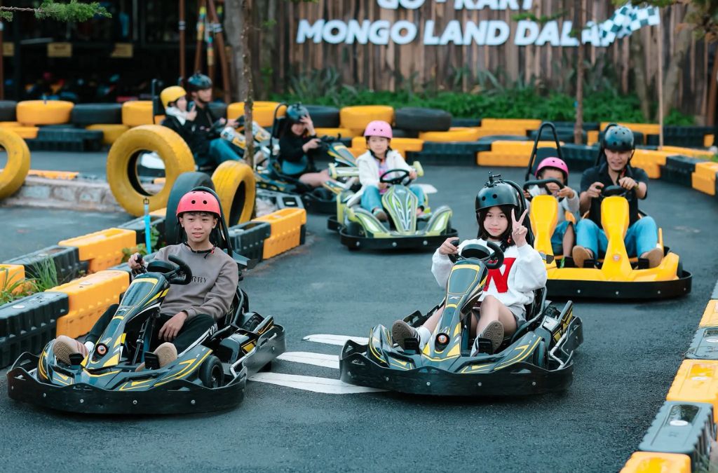 Trẻ em lái xe Go-kart tại Mongo Land