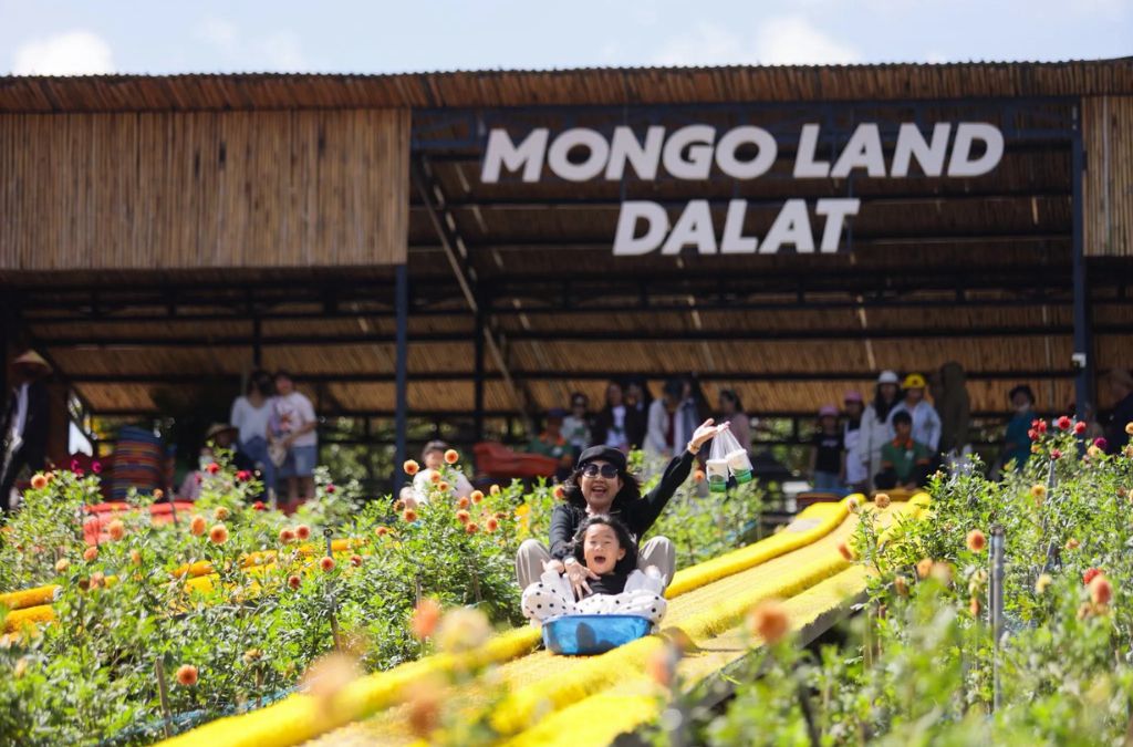 Hai mẹ con trượt phao khô giữa vườn hoa tại Mongo Land