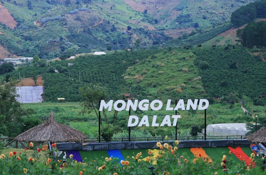 Biển tên Mongo Land giữa đồi núi Tà Nung, Đà Lạt