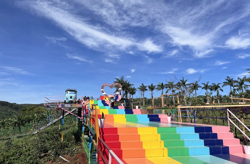 Câu thang cầu vồng tại Mê Linh coffee garden