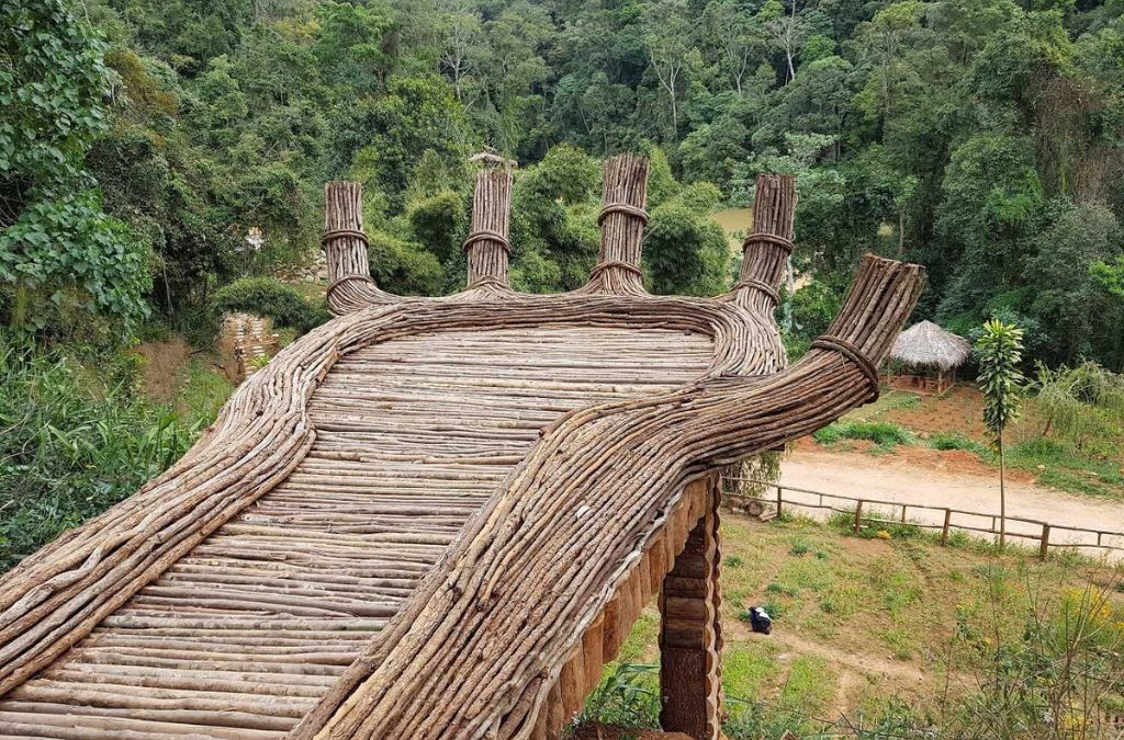 Bàn tay gỗ khổng lồ tại Hoa Sơn Điền Trang
