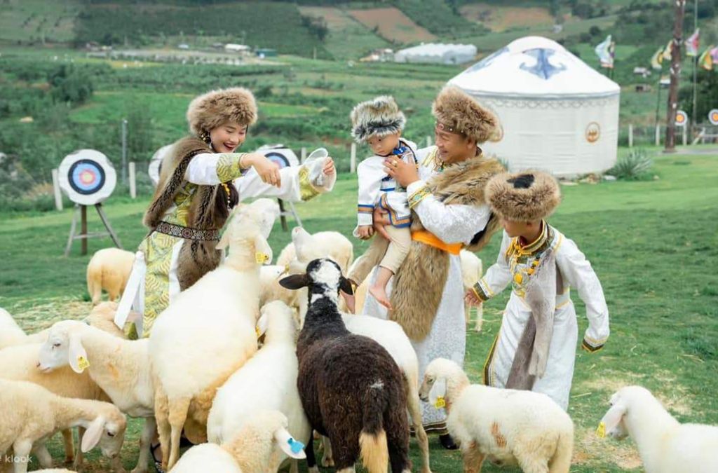 Trẻ em cho cừu ăn tại Mongo Land Đà Lạt