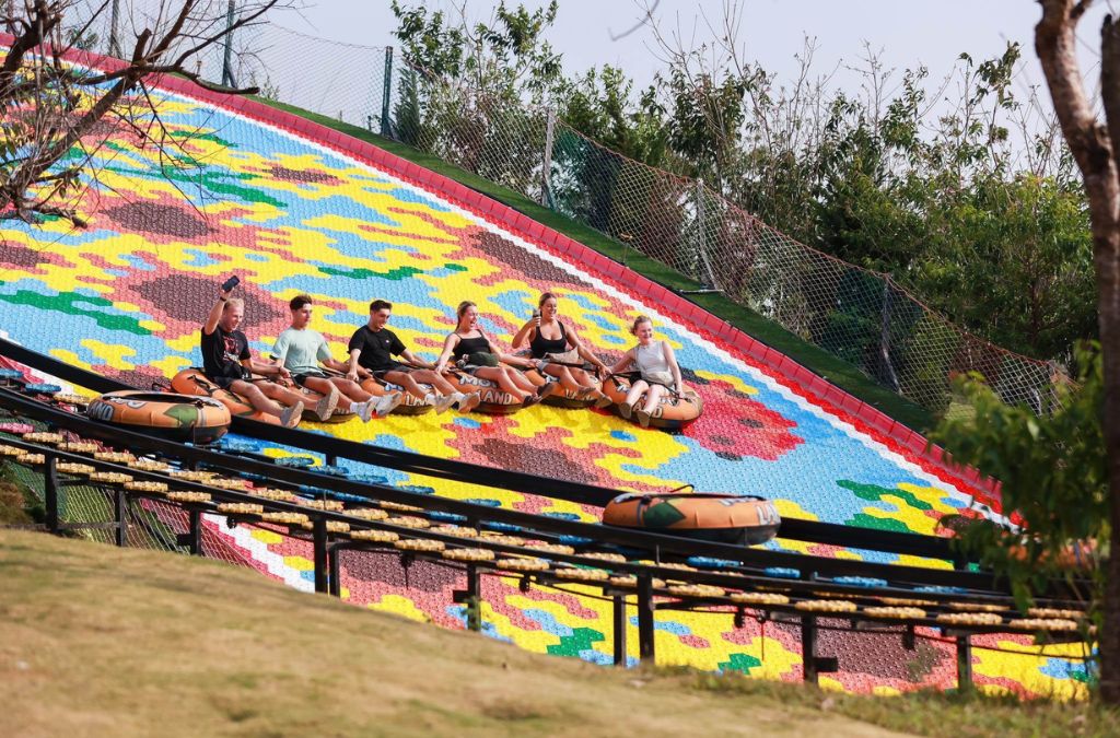Trượt phao khô trên đường trượt cầu vồng tại Mongo Land