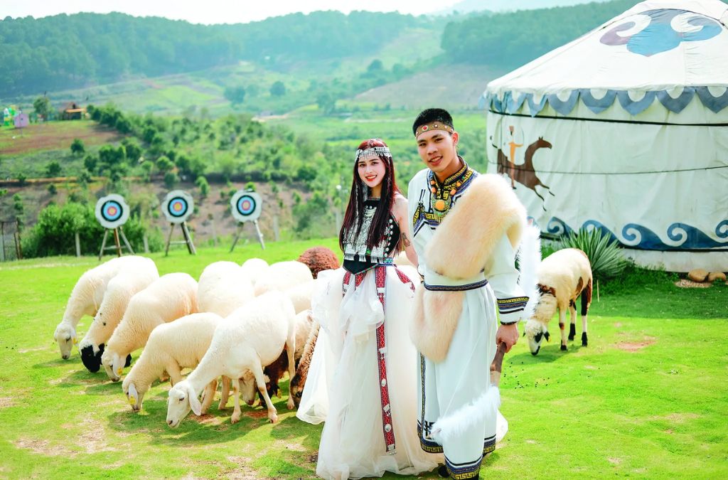 Cặp đôi mặc trang phục du mục bên lều Yurt và đàn cừu