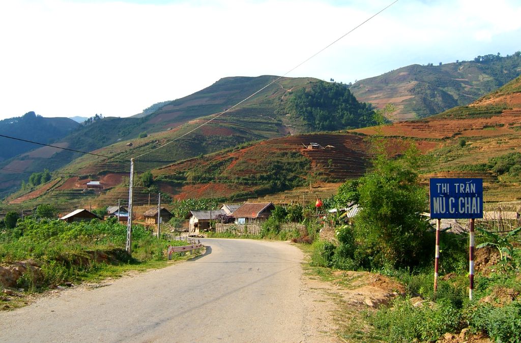Con đường dẫn vào Mù Cang Chải giữa núi đồi