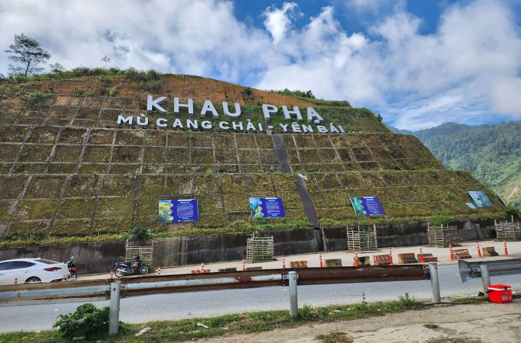Biển chữ Khau Phạ trên cung đèo Mù Cang Chải