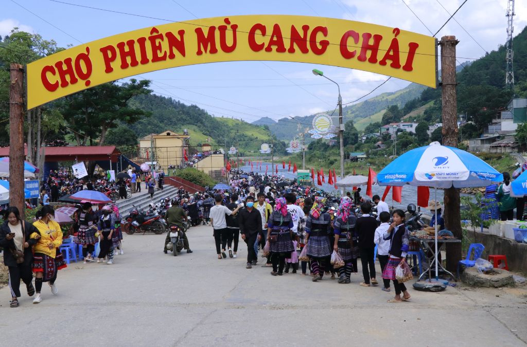Chợ phiên Mù Cang Chải đông đúc vào buổi sáng