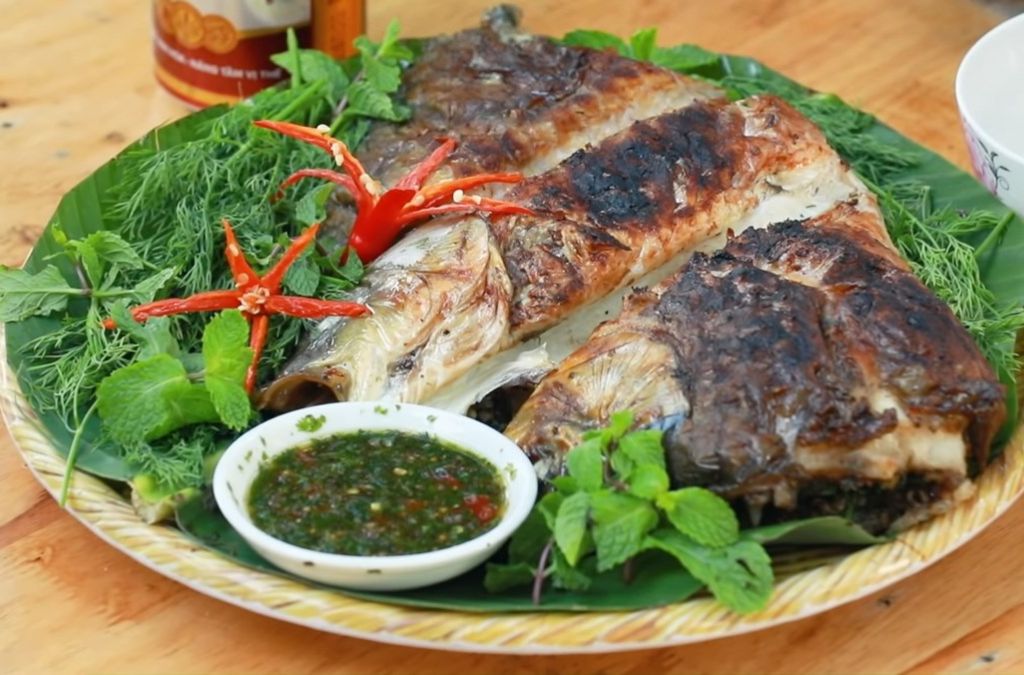 Cá suối nướng ăn cùng rau và chẩm chéo