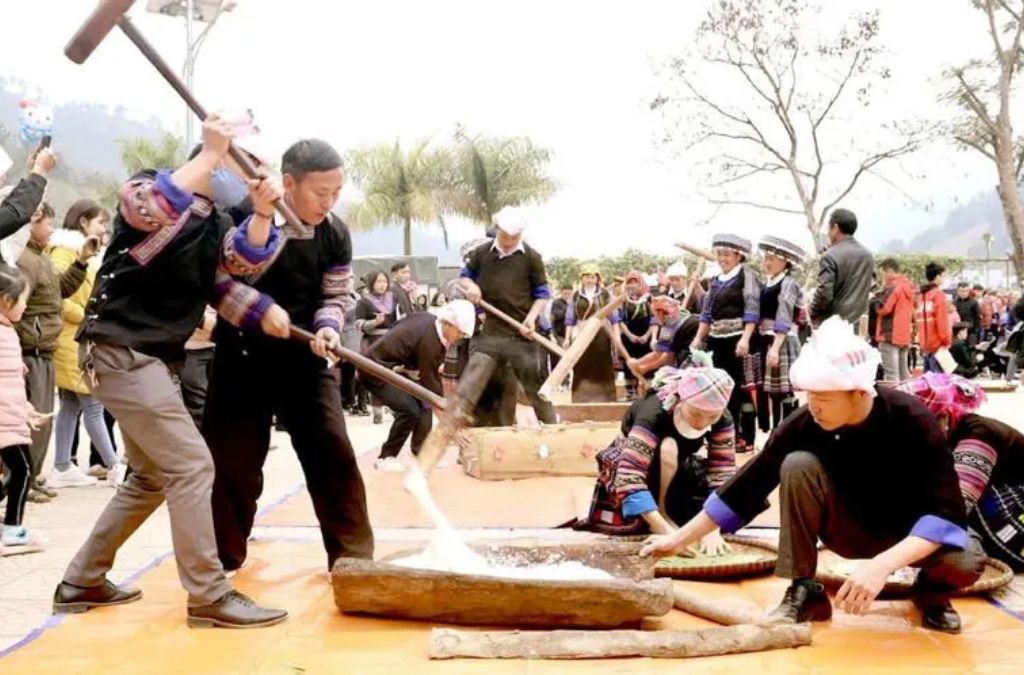 Người dân giã cốm tại lễ hội ruộng bậc thang Mù Cang Chải