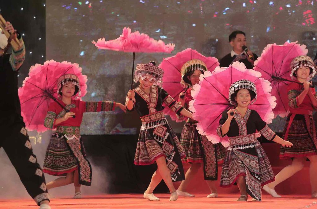 Biểu diễn văn nghệ tại Lễ hội hoa Tớ Dày
