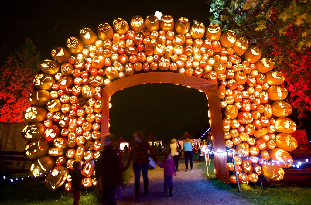Cổng bí ngô phát sáng tại lễ hội Halloween Vancouver