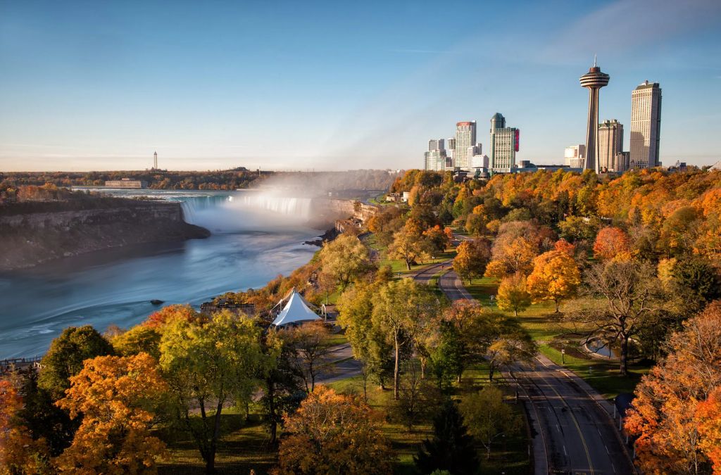 Thác Niagara giữa hàng cây mùa thu