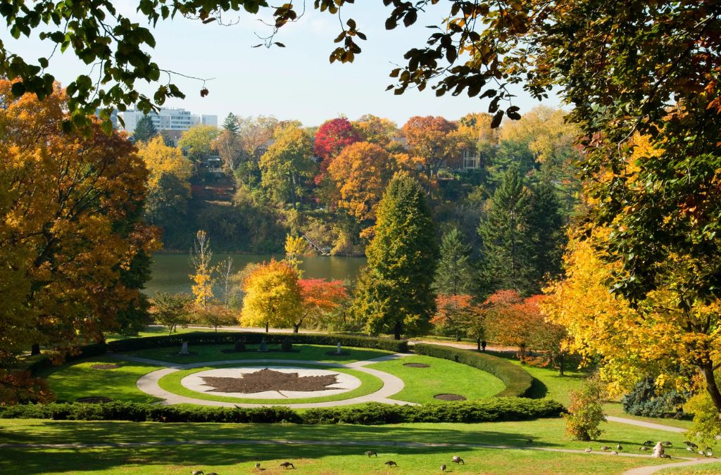 Khu vườn High Park giữa sắc thu Toronto