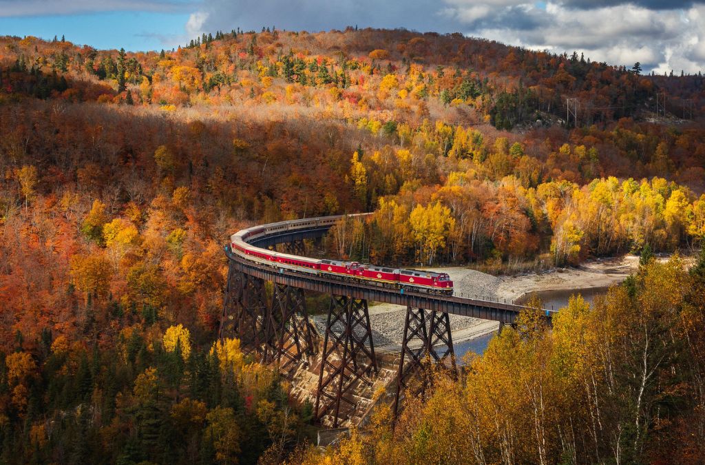 Tàu Agawa Canyon chạy qua rừng lá thu