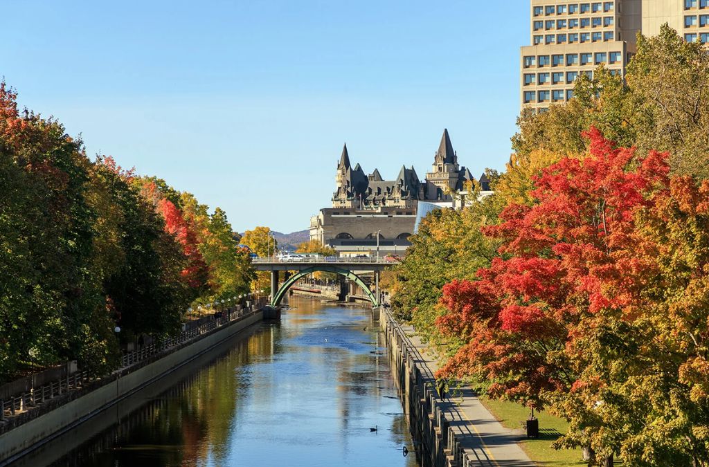Hàng cây mùa thu dọc kênh nước tại Quebec