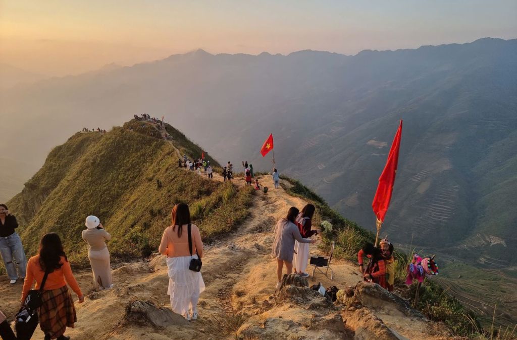 Người tham quan trên sống lưng núi Tà Xùa