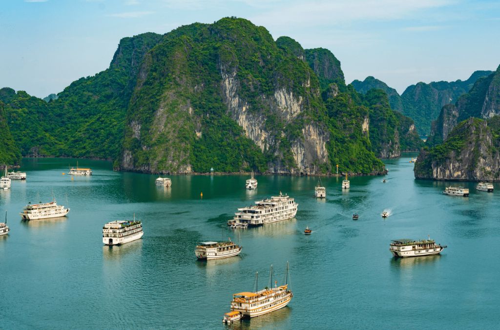 Tàu tham quan giữa các đảo đá Vịnh Hạ Long