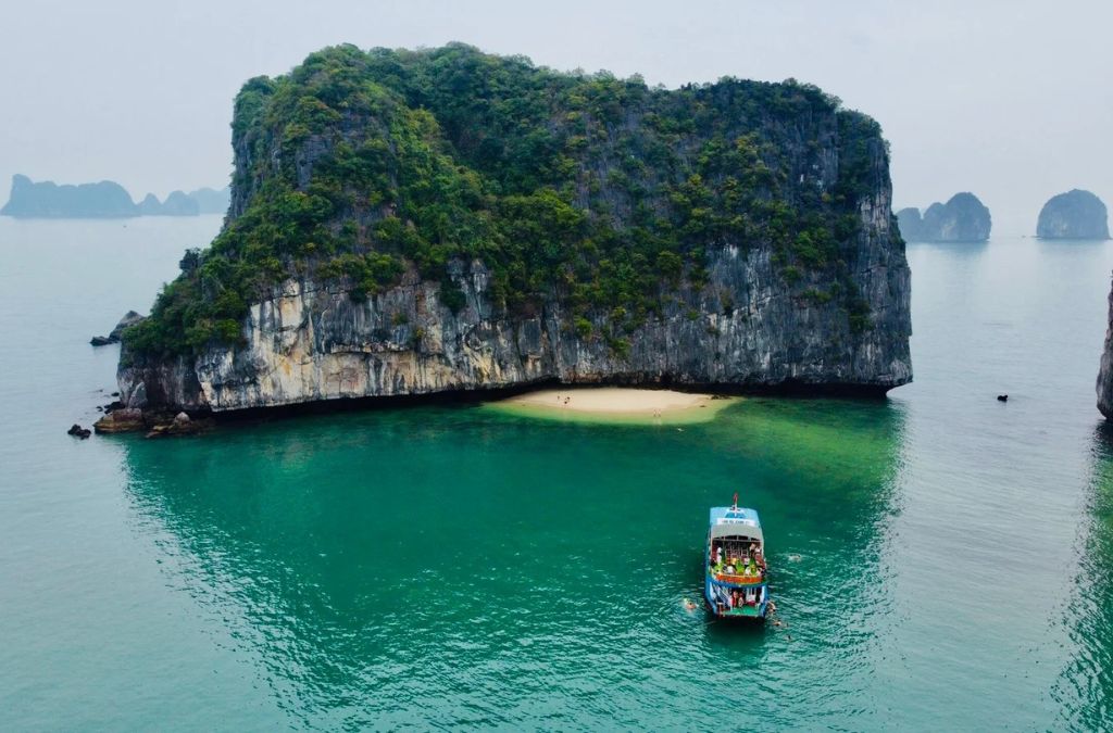 Thuyền di chuyển giữa các đảo đá Vịnh Lan Hạ