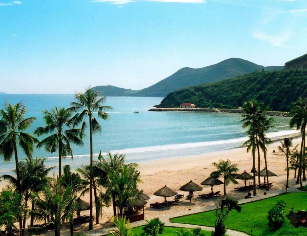 Bãi biển Hòn Rơm nhìn từ khu nghỉ dưỡng.