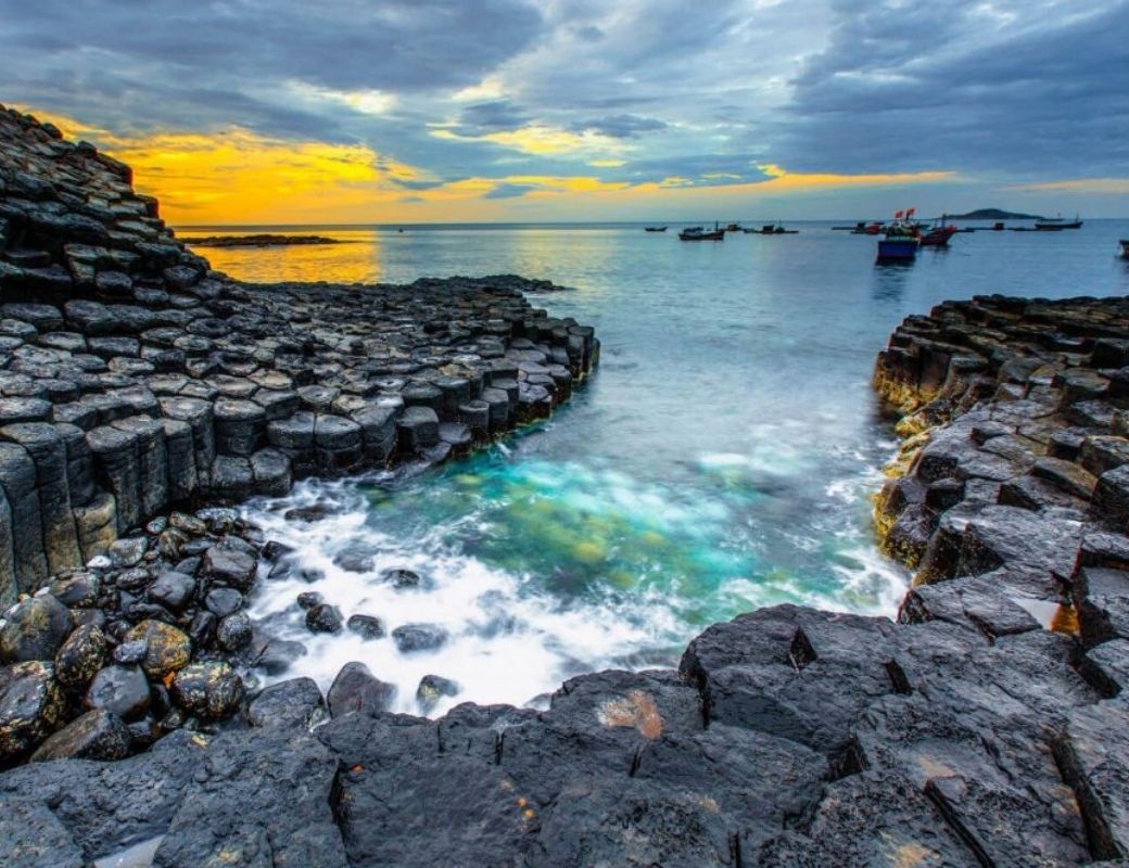 Ghềnh đá ven biển Hòn Ghềnh.