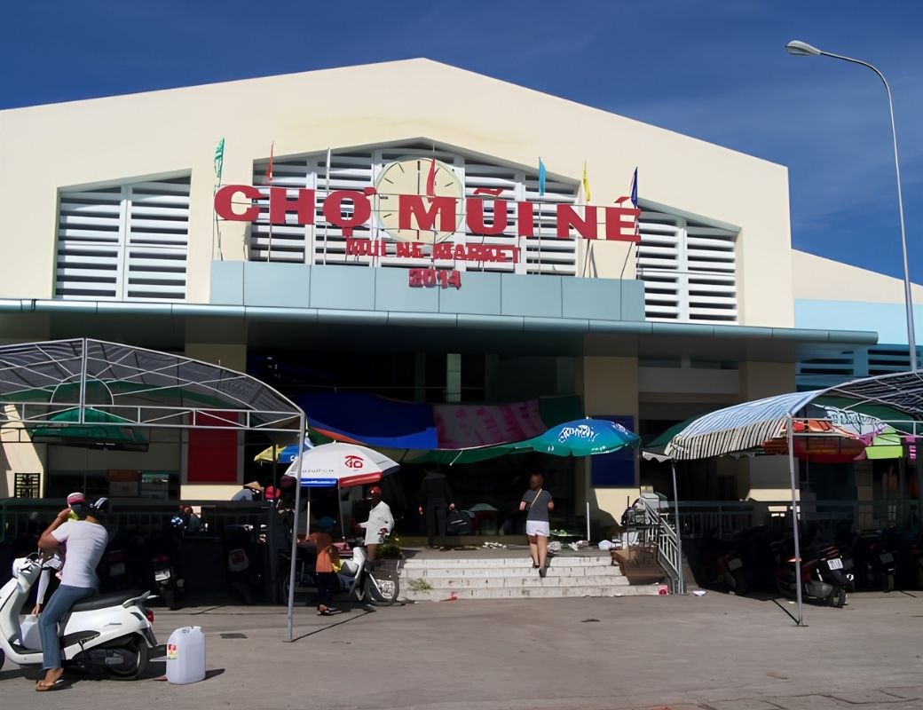 Chợ Mũi Né với hoạt động mua bán.