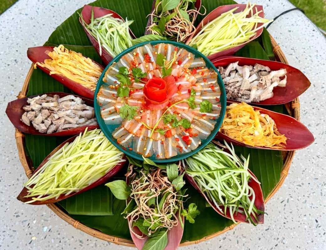 Món lẩu thả Mũi Né nhiều nguyên liệu.