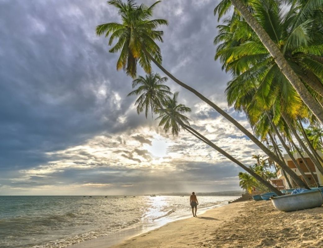 Bãi biển Mũi Né dưới nắng nhẹ.