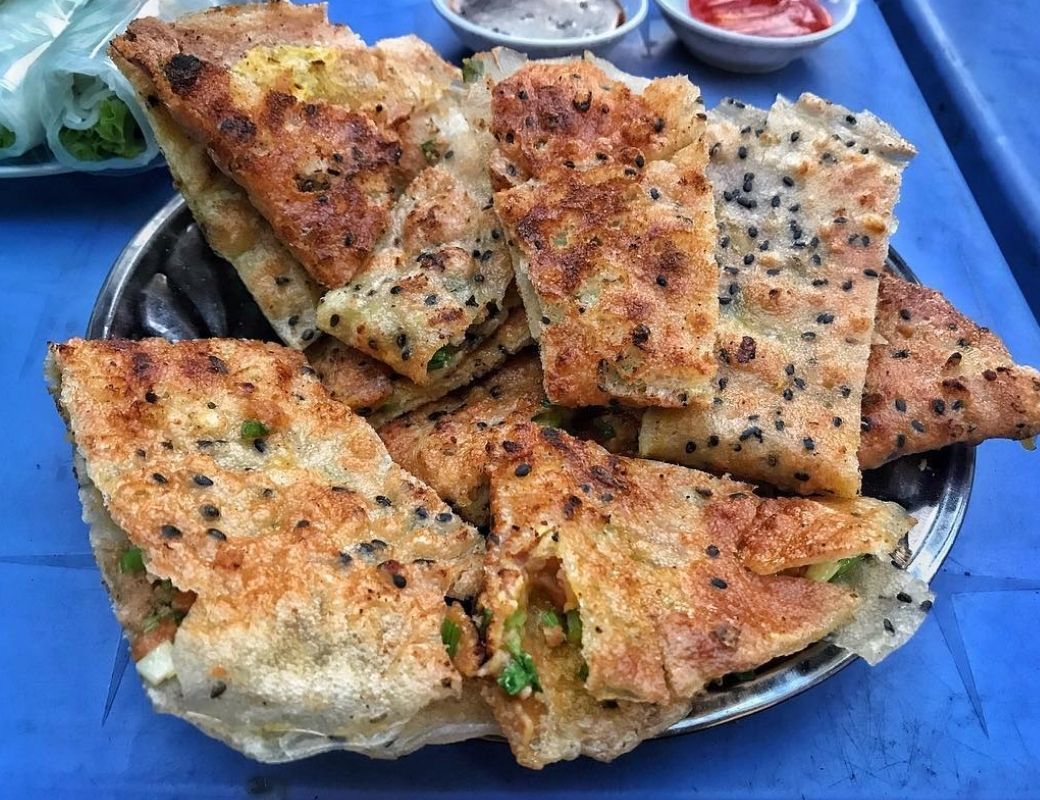 Bánh tráng nướng mắm ruốc Mũi Né.