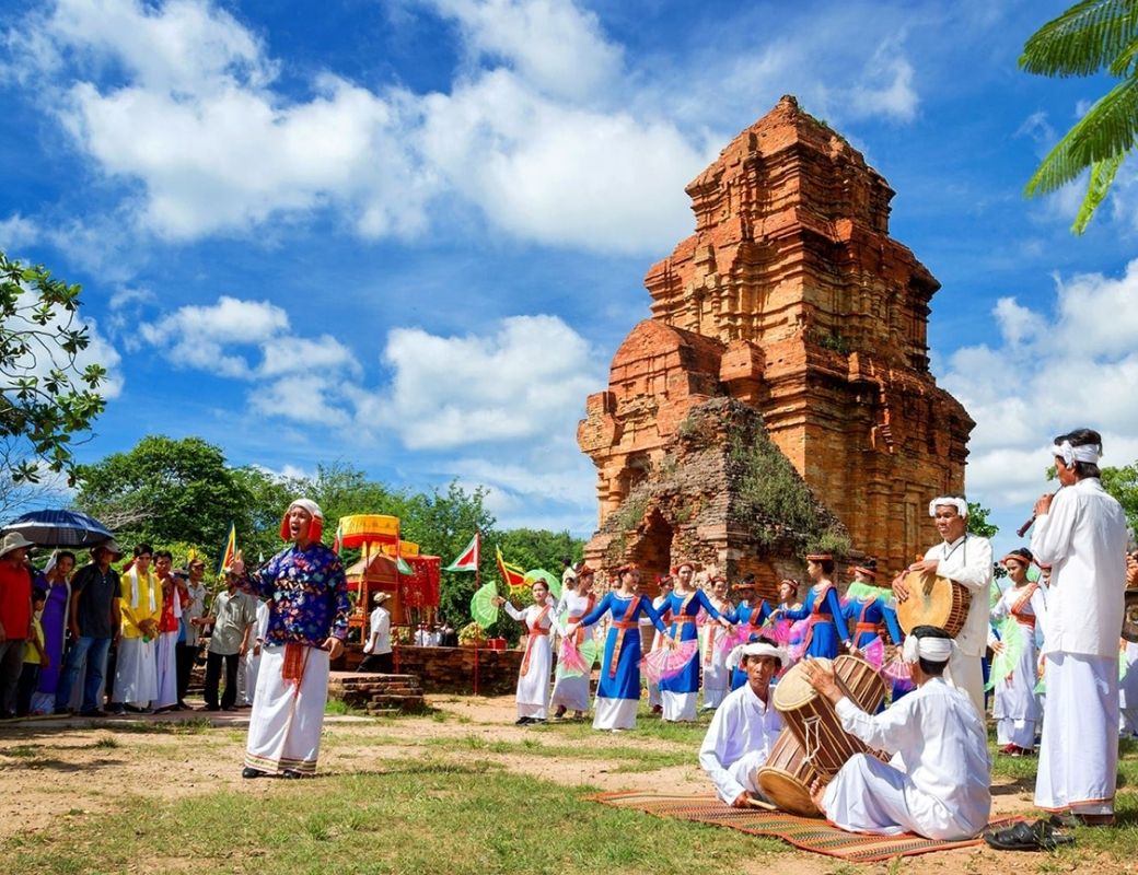 Lễ hội Katê tại tháp Pô Sah Inư.