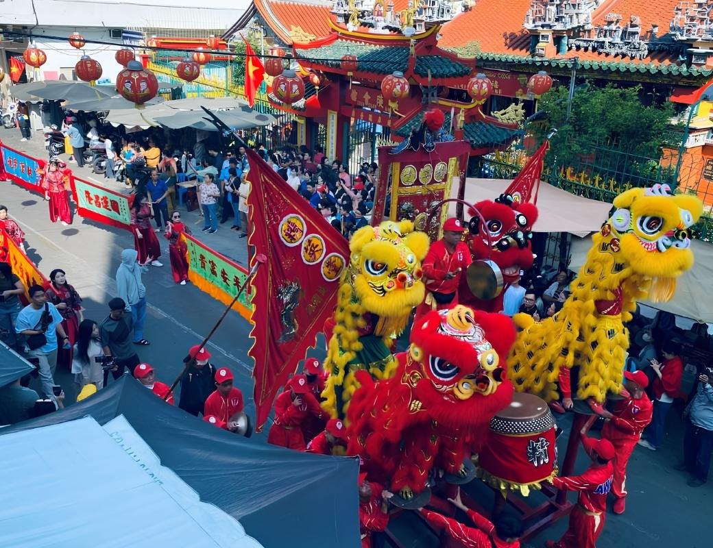 Đoàn rước trong lễ hội Nghinh Ông.